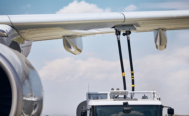 web_refueling-aircraft_credit_iStock-1266754575